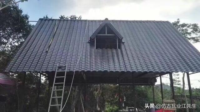 還在為舊房屋面翻新承重問題考慮嗎,？樹脂小青瓦幫你解決承重