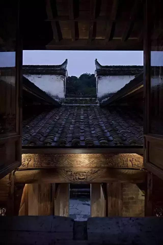 青瓦灰墻,,高瓴飛檐,,處處消磨時(shí)光