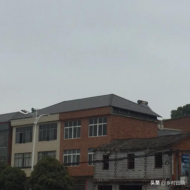農(nóng)村自建房坡屋頂,，用琉璃瓦還是樹脂瓦,？看看內(nèi)行人的經(jīng)驗分享