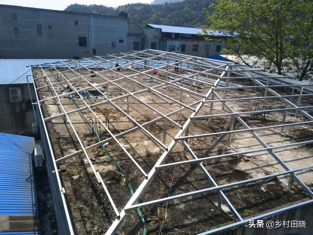 農(nóng)村自建房坡屋頂,，用琉璃瓦還是樹脂瓦,？看看內(nèi)行人的經(jīng)驗分享