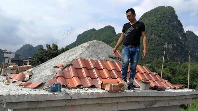 30元一平的樹脂瓦省錢又耐用？網(wǎng)友：吃飽沒事干,，用一年就得換