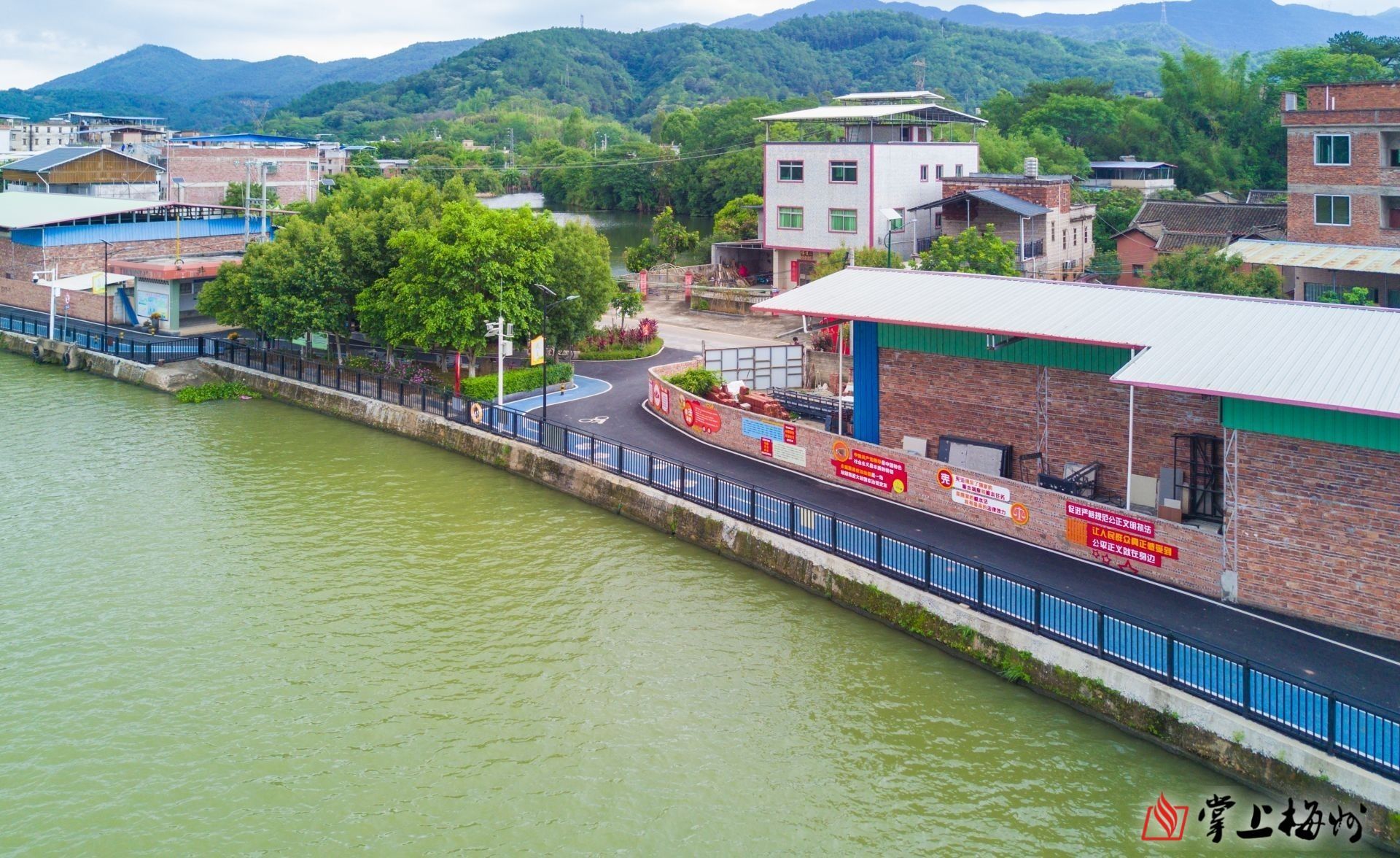 ↑長沙圩鎮(zhèn)碧道鋪設了瀝青并劃分跑道和自行車道,，“顏值”再獲提升,。（林翔 攝）