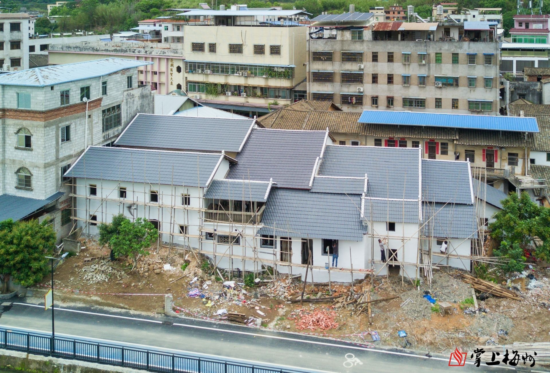 ↑村民將自家墻體粉刷一新,，屋頂鐵皮瓦更換成樹脂瓦。（林翔 攝）